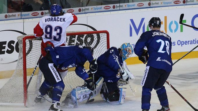 Kapitán českých hokejistů Jakub Voráček takto důrazně atakoval finskou branku