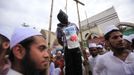 Bangladeshi Muslims perform a mock execution of the filmmaker of an anti-Islam film made in the U.S. during a protest in front of the National Mosque in Dhaka September 21, 2012. About 10,000 Bangladeshi Muslims participated in demonstrations after Friday prayers in Bangladesh's capital against the anti-Islam film and also against cartoons mocking the Prophet Mohammad published in a French magazine on Wednesday. The word on the shirt reads, "Execution." REUTERS/Andrew Biraj (BANGLADESH - Tags: RELIGION POLITICS CIVIL UNREST) Published: Zář. 21, 2012, 10:38 dop.