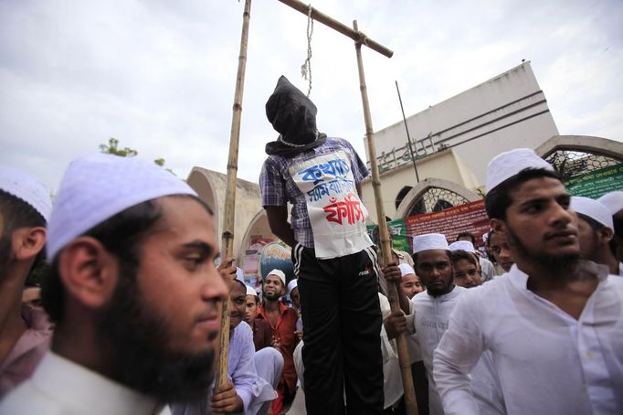 Bangladeshi Muslims perform a mock execution of the filmmaker of an anti-Islam film made in the U.S. during a protest in front of the National Mosque in Dhaka September 21, 2012. About 10,000 Bangladeshi Muslims participated in demonstrations after Friday prayers in Bangladesh's capital against the anti-Islam film and also against cartoons mocking the Prophet Mohammad published in a French magazine on Wednesday. The word on the shirt reads, "Execution." REUTERS/Andrew Biraj (BANGLADESH - Tags: RELIGION POLITICS CIVIL UNREST) Published: Zář. 21, 2012, 10:38 dop.