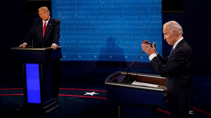Už žádný cirkus. Druhému duelu Trumpa a Bidena pomohlo, když jim vypínali mikrofony