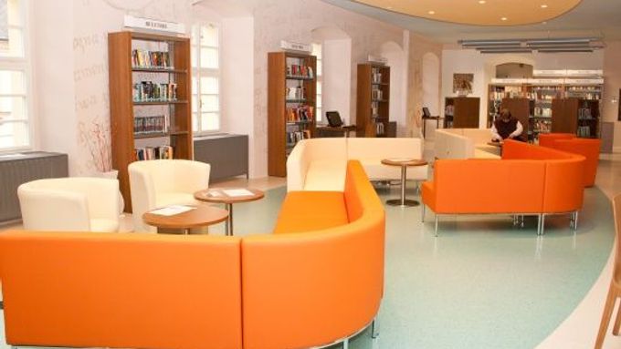 Prostory pro čtení a odpočinek v nové části Studijní a vědecké knihovny v Plzni.
