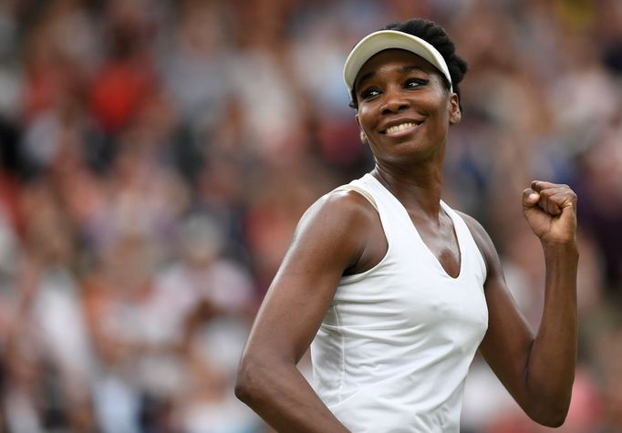 Venus Williamsová v zápase ČF Wimbledonu 2017 proti Ostapenkové