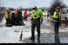 Na Pražském okruhu se kvůli ledovce srazilo šest aut. Mezi zraněnými je i dítě