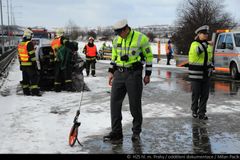 Na Pražském okruhu se kvůli ledovce srazilo šest aut. Mezi zraněnými je i dítě