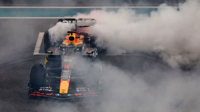 Max Verstappen (Red Bull) slaví vítězství ve VC Abú Zabí formule 1 2023.