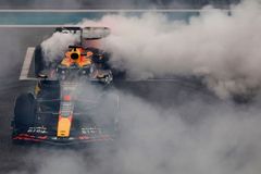 Verstappen ukončil sezonu F1 vítězstvím. Týmy dostaly po závodě varování