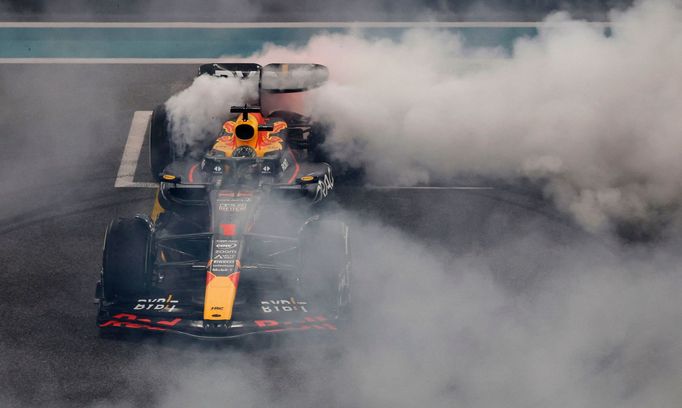 Max Verstappen (Red Bull) slaví vítězství ve VC Abú Zabí formule 1 2023.