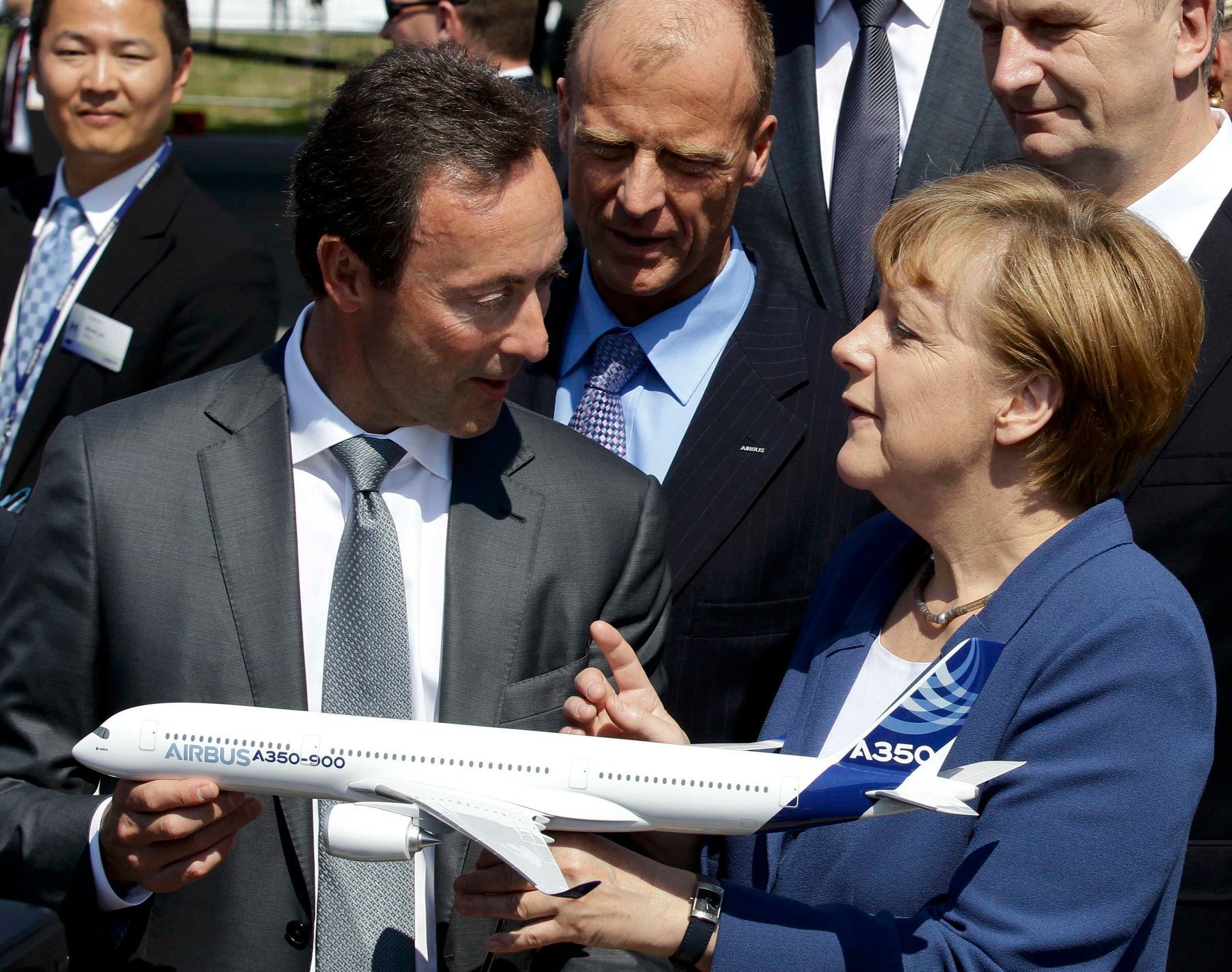 Kancléřka Merkelová a CEO Airbusu Bregier.