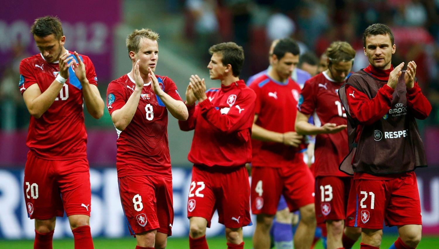 Čeští fotbalisté děkují fanouškům po utkání Česko - Portugalsko ve čtvrtfinále Eura 2012.