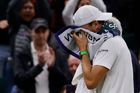 Smůla "baby Federera". Bulhar si musel držet ruku, vyřazení z Wimbledonu oplakal