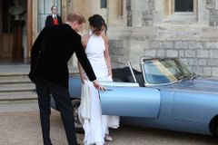 Harry s Meghan se po svatbě odvezli v elektrické verzi legendárního Jaguaru E-Type