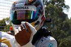 Pro budoucího šampiona ale sezona začala katastrofálně. Nový vůz s novým motorem vydržel v Melbourne pouze dvě kola a Brit musel po startu z pole position do boxů na pořadatelském skútru.