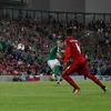 Severní Irsko-Česko: Chris Brunt dává gól na 2:0