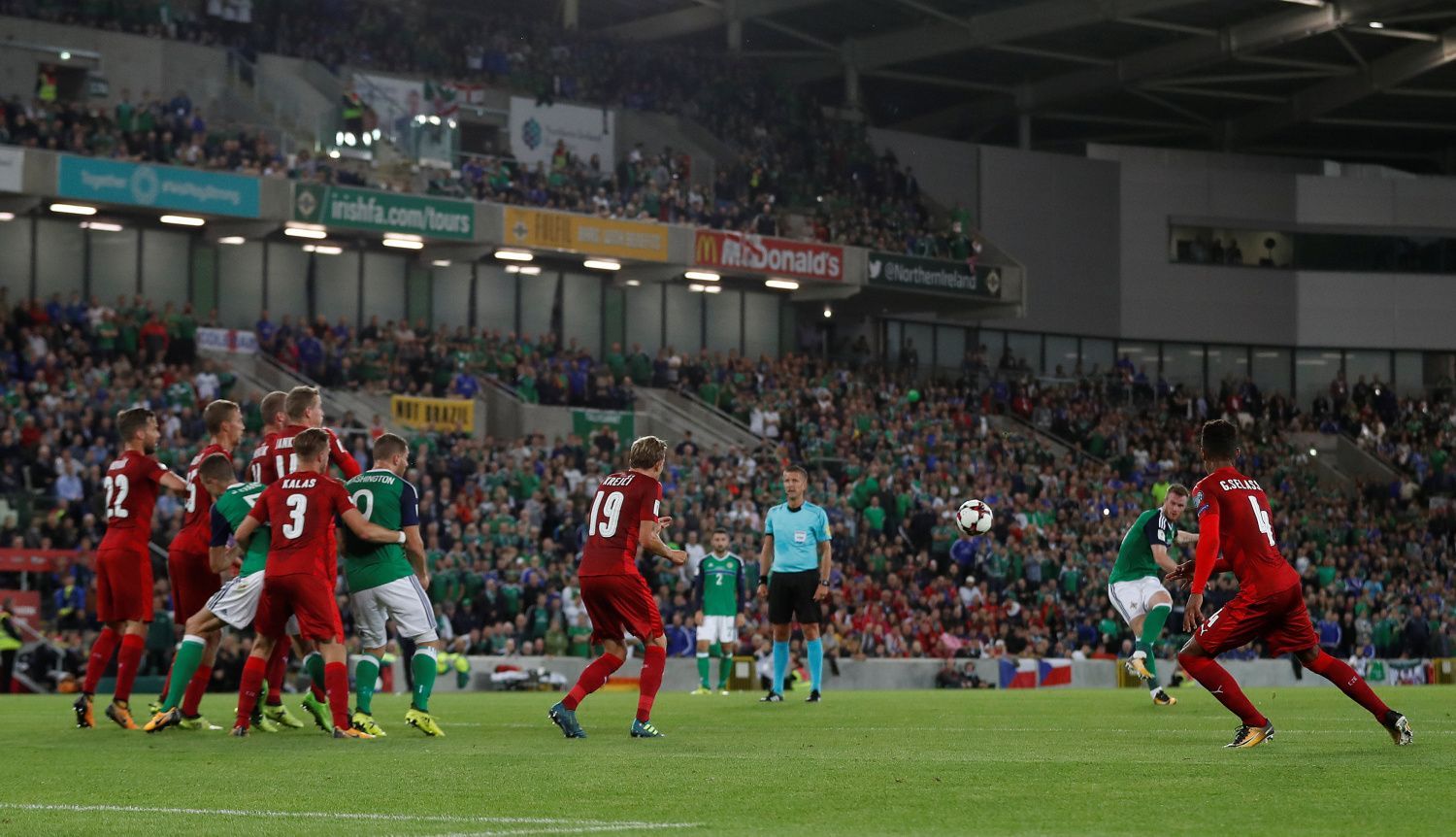 Severní Irsko-Česko: Chris Brunt dává gól na 2:0