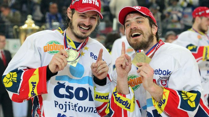 Petr Koukal (vpravo) a Jan Kolář získali s Pardubicemi už třetí extraligový titul