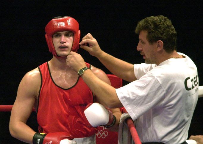 Český boxer Rudolf Kraj slaví stříbrnou medaili v polotěžké váze na LOH 2000 v Sydney.