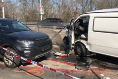 Při nehodě na tramvajové zastávce u vojenské nemocnice se zranilo šest lidí
