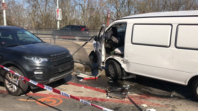 Nehoda před Ústřední vojenskou nemocnicí v Praze