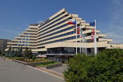 V hotelu Pyramida hořelo. Hasiči evakuovali 320 lidí