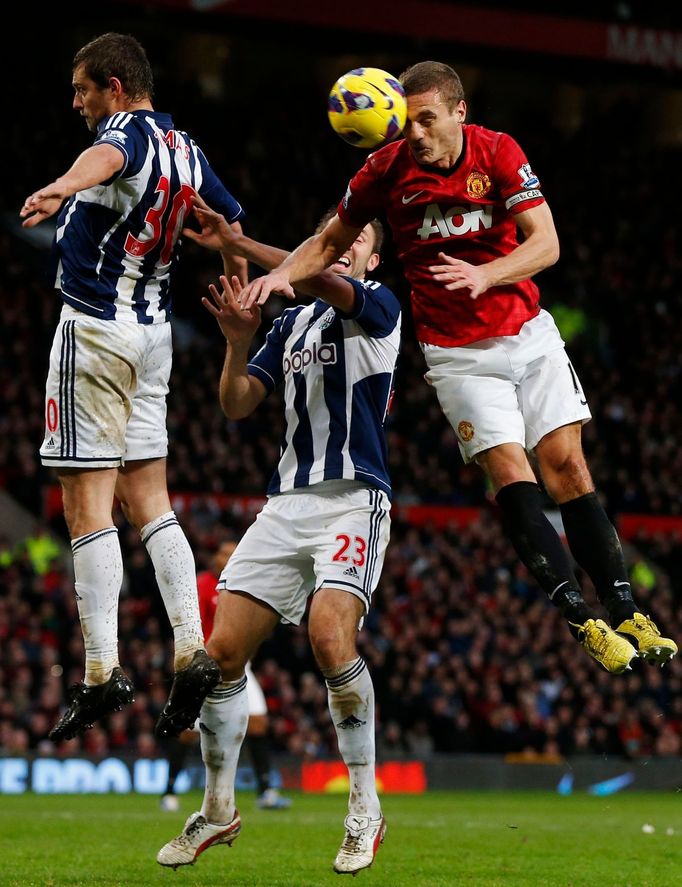 Hlavičkový souboj, v němž se proti Nemjanu Vidičovi (v červeném) do výskoku vydali Gabriel Tamas (vlevo) a Gareth McAuley.