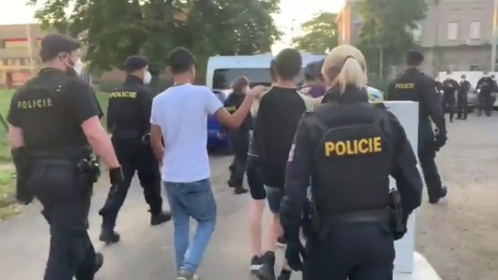 Řidič dodávky ujížděl policii po D1, v Praze pak havaroval. Převážel asi 30 migrantů; Zdroj foto: Policie ČR