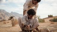 8. Theeb (r. Naji Abu Nowar): Překvapivá záležitost ze severovýchodní Afriky. Perfektně vysoustružený beduínský antiwestern ze začátku dvacátého století, kdy hodnoty pouštních obyvatel začal ohrožovat vpád západních kolonistů.