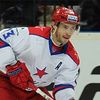 Hokejista Lva Praha Martin Škoula se snaží bránit Pavla Dacjuka v utkání KHL proti CSKA Moskva.