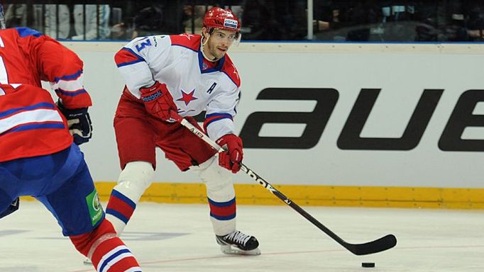 Hokejista Lva Praha Martin Škoula se snaží bránit Pavla Dacjuka v utkání KHL proti CSKA Moskva.