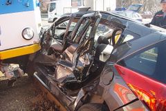 Auto v Olomouci narazilo do tramvaje, řidič utekl