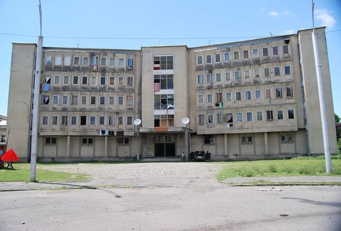 V domě pro uprchlíky z Abcházie v Zugdidi žije přes sto lidí. Každá rodina má místnost o velikosti několika metrů čtverečních. V domě nefunguje voda, v zimě se musí topit v kamnech. Všechny děti z domu chodí do školy, i když je mezi běženci velká nezaměstnanost.