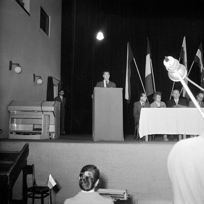 Ukázka z knihy „Fenomén Zbrojovka“, která obsahuje výběr fotografií ze zachráněného fotoarchivu podniku Zbrojovky Brno, v něm se nachází přibližně 80 000 snímků.