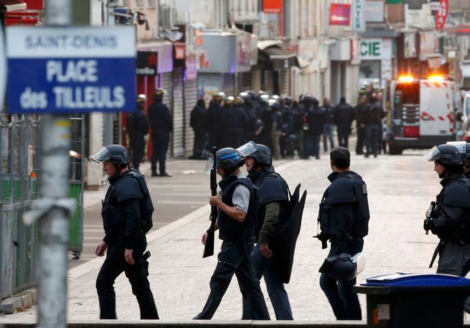 Civilisté jsou obyvateli vyrování, aby se do centra Saint-Denis nepřibližovali.