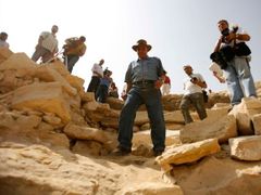 Vrchní egyptský archeolog Zahi Haváz a novináři na místě nálezu