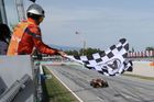 Z nudy v boxech divoký sprint do cíle. Zuřící Verstappen schválně vrazil do Russella