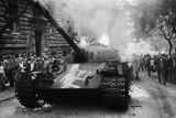 A invaze v podobě armád států Varšavské smlouvy 21. srpna 1968 skutečně přišla. Veleli jí ovšem sovětští maršálové.