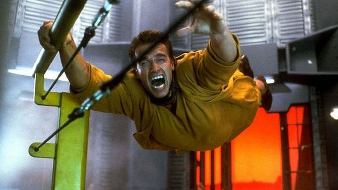 Arnold Schwarzenegger jako hlavní hrdina akčního sci-fi thrilleru Total Recall z roku 1990.