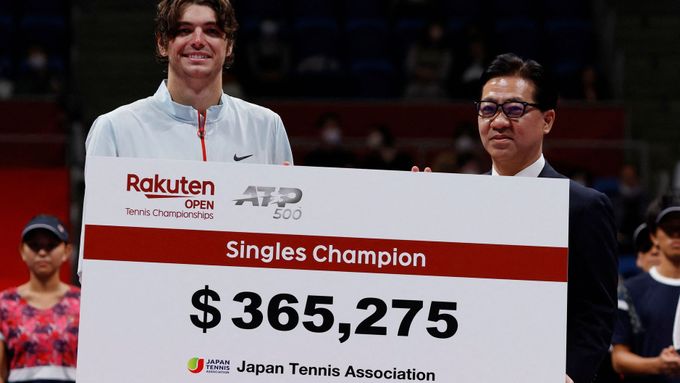 Taylor Fritz se šekem za vítězství na turnaji Tokiu