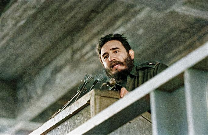 Fidel Castro při projevu u příležitosti otevření univerzitní kampusu José A. Echevarria. 1960. Kolorováno