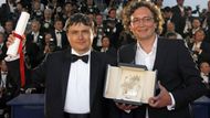 Vítězové se Zlatou palmou: Vlevo stojí režisér vítězného snímku, Rumun Cristian Mungiu.