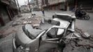 Residents ride on a motorcycle past a damaged car on a street after Saturday's earthquake in Lingguan town of Baoxing county, Sichuan province April 21, 2013. Rescuers struggled to reach a remote, rural corner of southwestern China on Sunday as the toll of the dead and missing from the country's worst earthquake in three years climbed to 208 with almost 1,000 serious injuries. The 6.6 magnitude quake struck in Lushan county, near the city of Ya'an in the southwestern province of Sichuan, close to where a devastating 7.9 quake hit in May 2008, killing 70,000. Picture taken April 21, 2013. REUTERS/Suzie Wong (CHINA - Tags: DISASTER TRANSPORT) Published: Dub. 22, 2013, 7:05 dop.