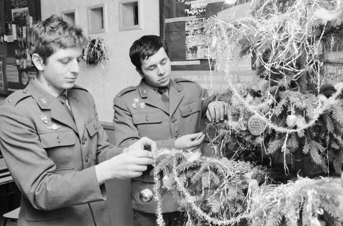 Vojáci pohraniční stráže ČSSR u vánočního stromku. Rok 1980