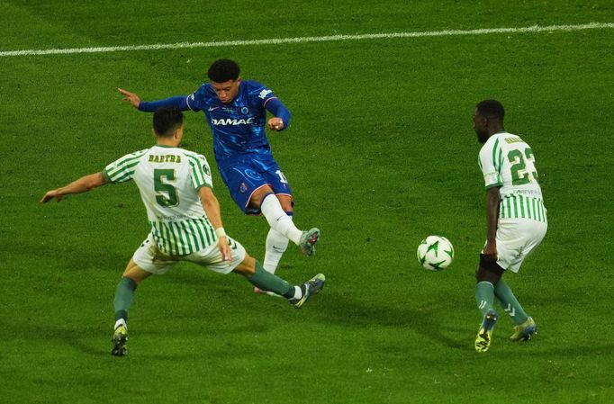 Jadon Sancho střílí třetí gól Chelsea ve finále Konferenční ligy.