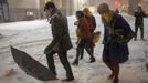 People make their way through snow in New York , February 9, 2013. A blizzard slammed into the north-eastern United States on Friday, snarling traffic, disrupting thousands of flights and prompting five governors to declare states of emergency in the face of a fearsome snowstorm.REUTERS/Keith Bedford (UNITED STATES - Tags: ENVIRONMENT) Published: Úno. 9, 2013, 6:31 dop.