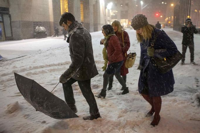 People make their way through snow in New York , February 9, 2013. A blizzard slammed into the north-eastern United States on Friday, snarling traffic, disrupting thousands of flights and prompting five governors to declare states of emergency in the face of a fearsome snowstorm.REUTERS/Keith Bedford (UNITED STATES - Tags: ENVIRONMENT) Published: Úno. 9, 2013, 6:31 dop.