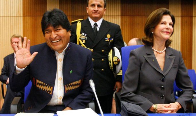 Bolivijský prezident a bývalý pěstitel koky Evo Morales vedle švédské královny Silvie na vídeňské konferenci