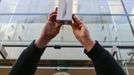 Ralf Marth from Munich celebrates being the first customer at an Apple store receiving an iPhone 5 in Munich September 21, 2012. Apple Inc's iPhone 5 hit stores around the globe on Friday, with fans snapping up the device that is expected to fuel a huge holiday quarter for the consumer giant. REUTERS/Michael Dalder (GERMANY - Tags: BUSINESS TELECOMS) Published: Zář. 21, 2012, 7:31 dop.