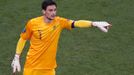 Francouzský brankář Hugo Lloris rozdává povely obráncům během čtvrtfinálového utkání Španělska s Francií na Euru 2012.