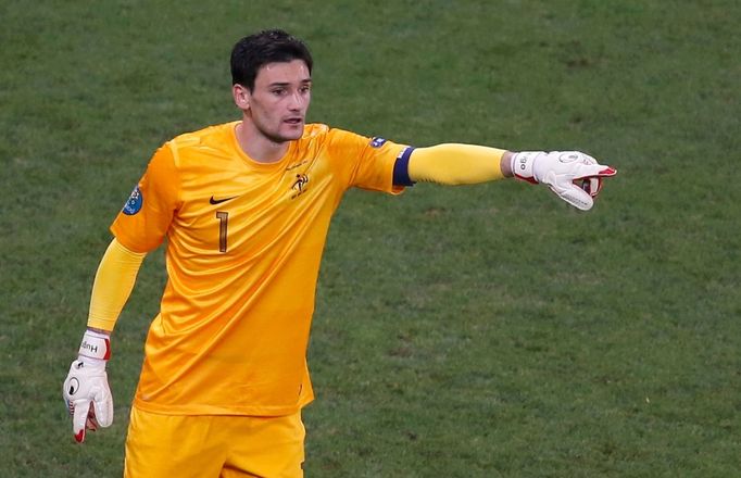 Francouzský brankář Hugo Lloris rozdává povely obráncům během čtvrtfinálového utkání Španělska s Francií na Euru 2012.