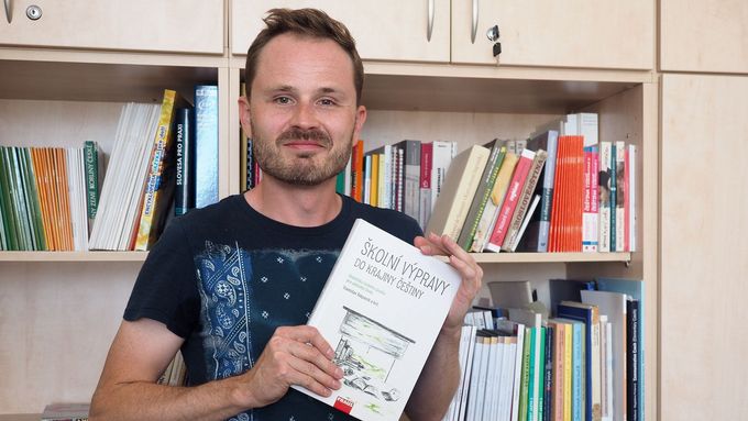 Stanislav Štěpáník se svou novou didaktikou češtiny pro základní školy.