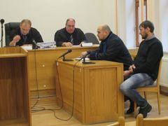Soudní jednání ve Strakonicích. Zcela vlevo na snímku soudce Tomáš Uldrich, vpravo Zbyněk Hauzr